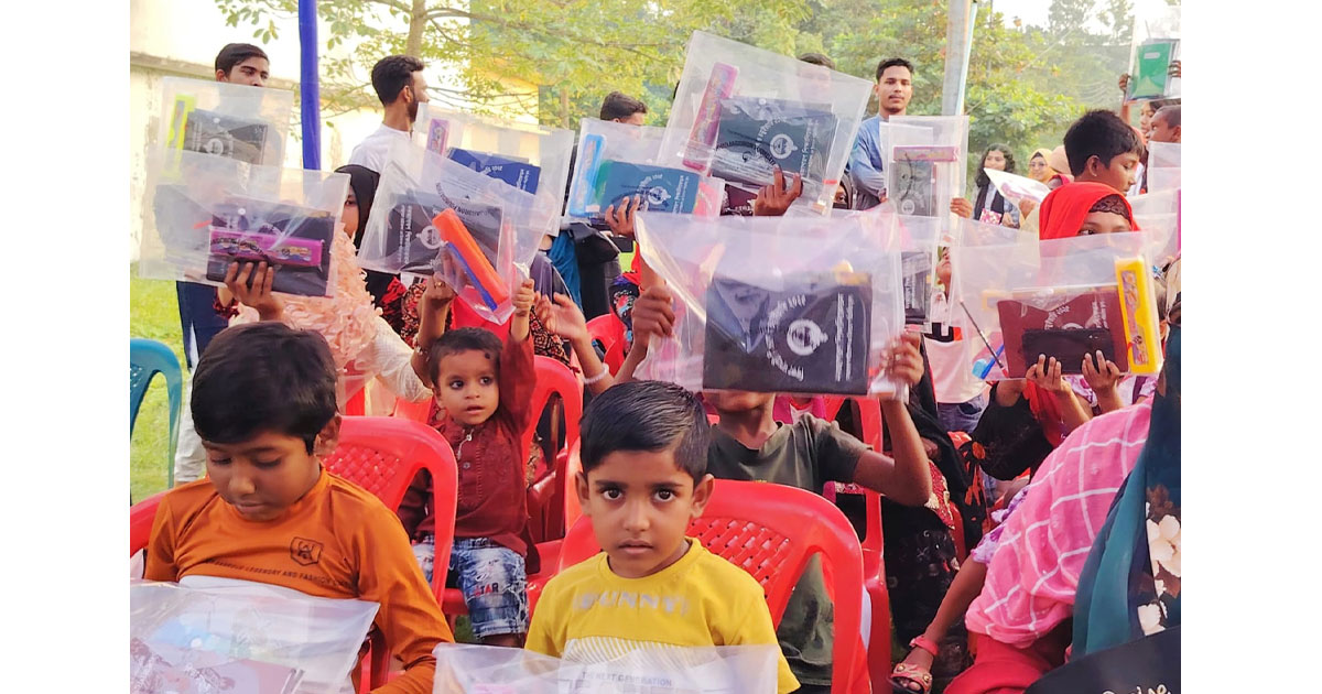 রাবিতে সুবিধাবঞ্চিত শিশুদের মাঝে শিক্ষা সামগ্রী বিতরণ