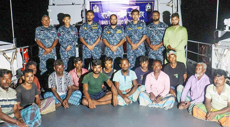 বঙ্গোপসাগরে ইঞ্জিন বিকল, ট্রলারসহ ১৩ জেলে উদ্ধার