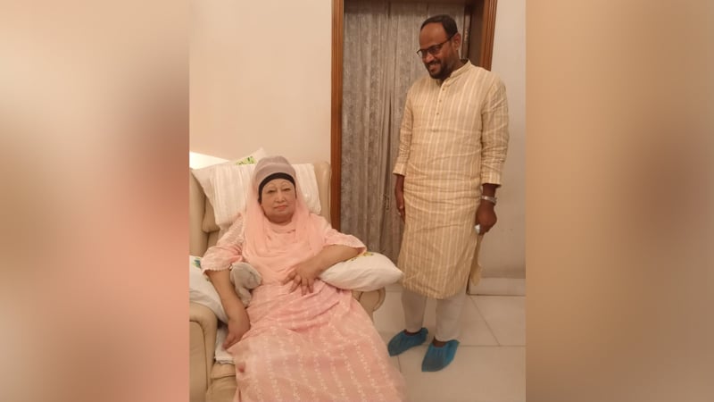 খালেদা জিয়াকে আমন্ত্রণপত্র পৌঁছে দিলেন টুকু