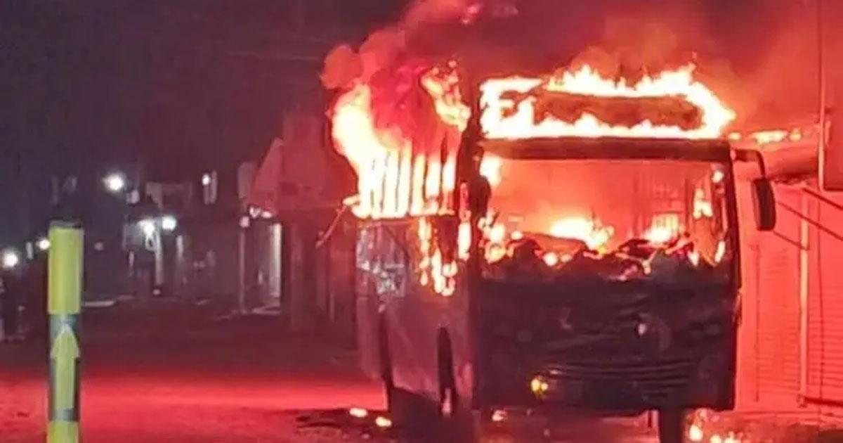 ময়মনসিংহের ফুলবাড়িয়ায় বাসে আগুন, চালক পুড়ে মারা গেছেন