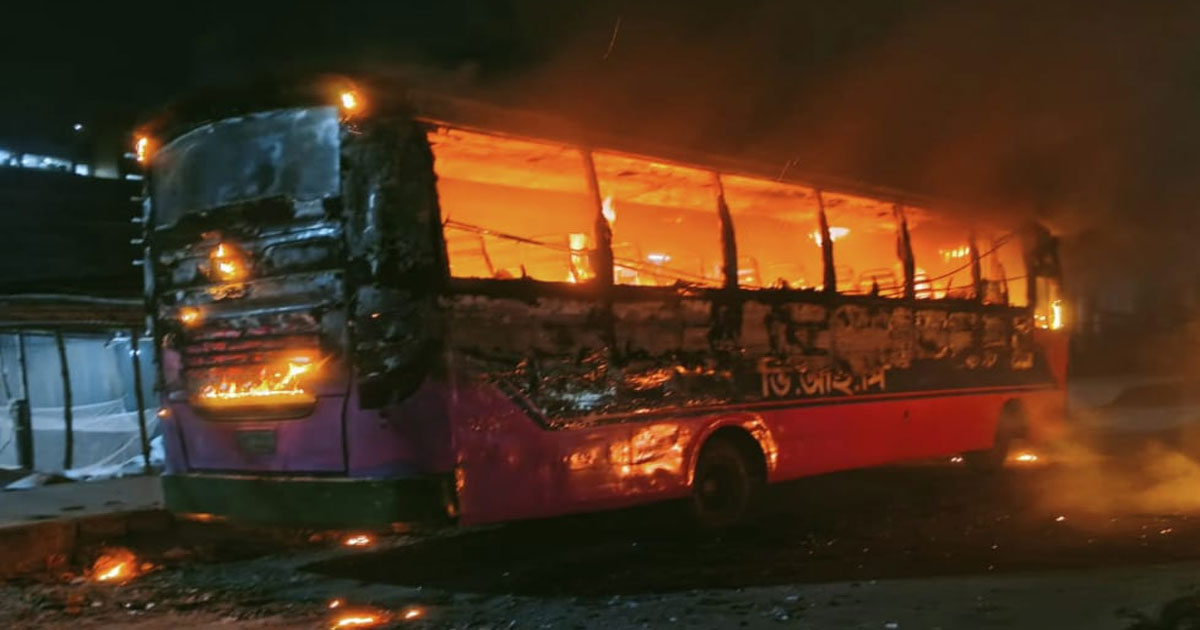 গাজীপুরে দাঁড়িয়ে থাকা দুই বাসে আগুন দিলো দুর্বৃত্তরা