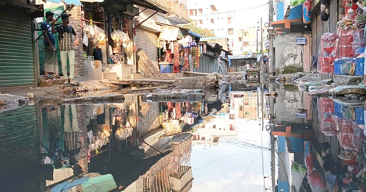 নয়াবাজারে ড্রেনেজ সংস্কারে ধীরগতি, ভোগান্তিতে এলাকাবাসী
