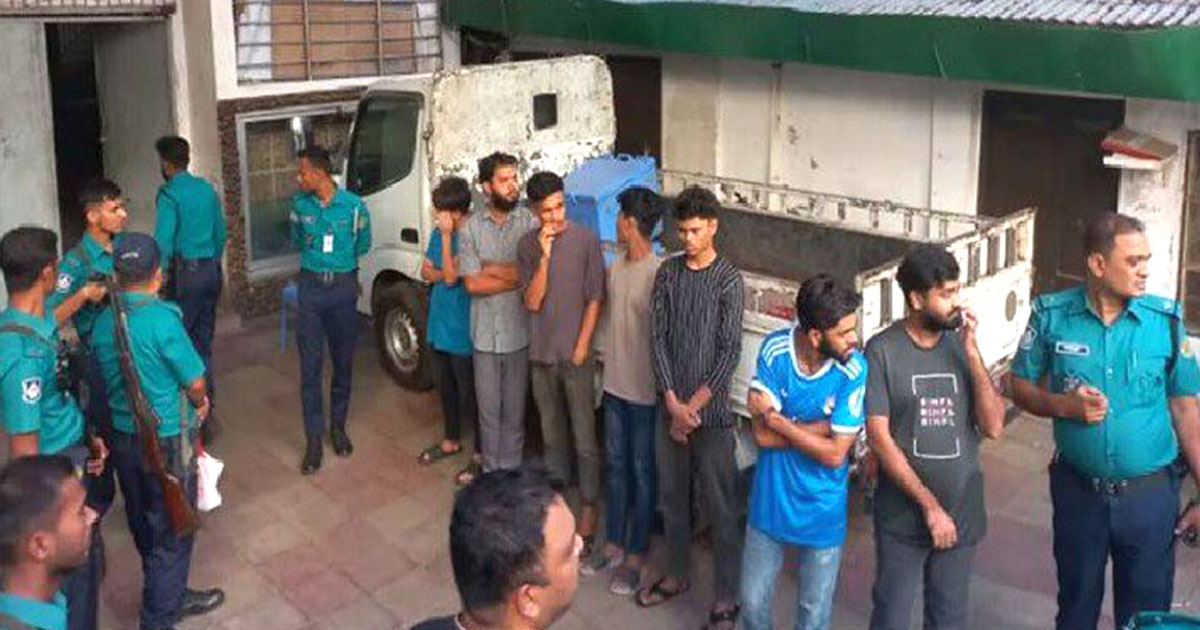 ‘জুলাই যোদ্ধার’ ফেসবুক পোস্ট দেখে নওফেলের বাসায় পুলিশের অভিযান