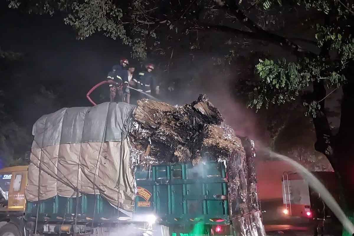 ঢাকা-চট্টগ্রাম মহাসড়কে থেমে থাকা ট্রাকে আগুন