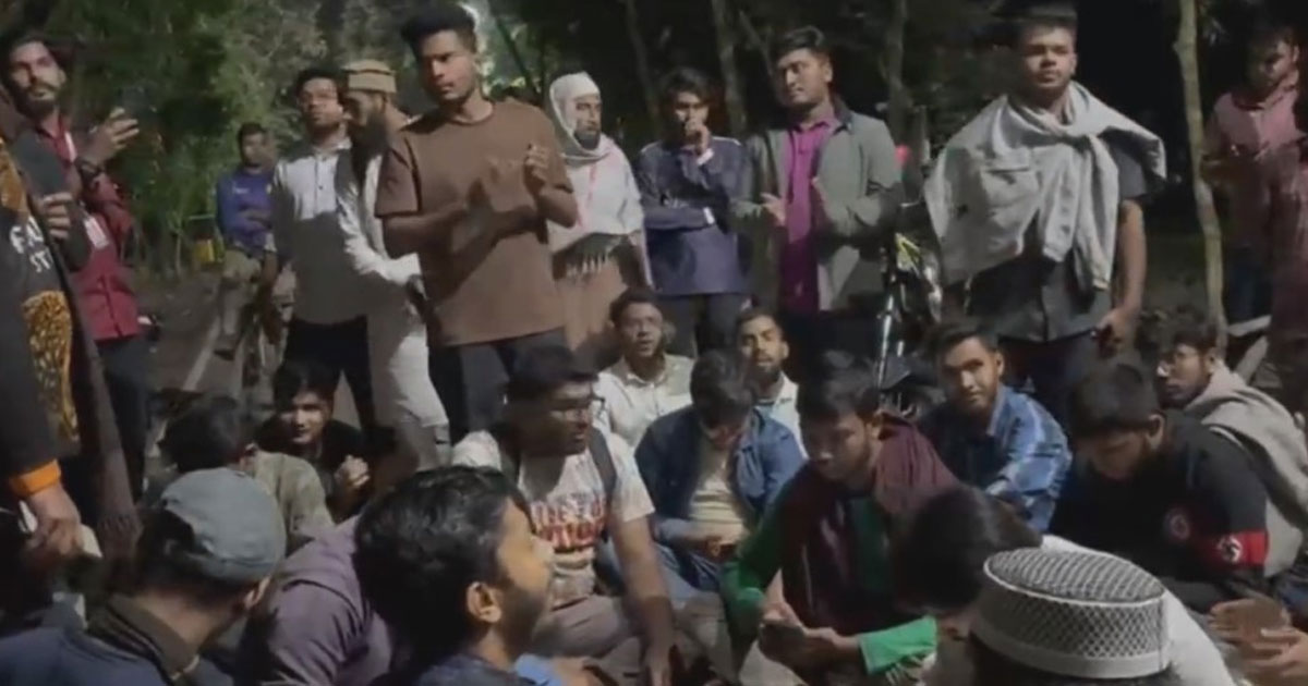 শাকসু নির্বাচনের দাবিতে উত্তাল শাবি, মধ্যরাতে উপাচার্যের বাংলোর সামনে বিক্ষোভ