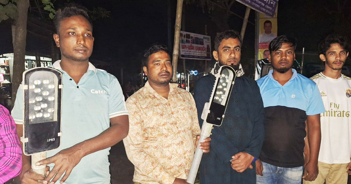 অকেজো ল্যাম্পপোস্ট মেরামত করছে যুব অধিকার নেতারা