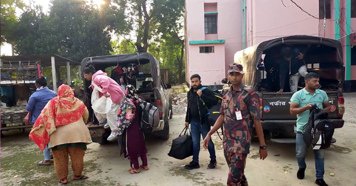 কাজিপুর সীমান্তে পতাকা বৈঠকে ১২ জন বাংলাদেশিকে হস্তান্তর