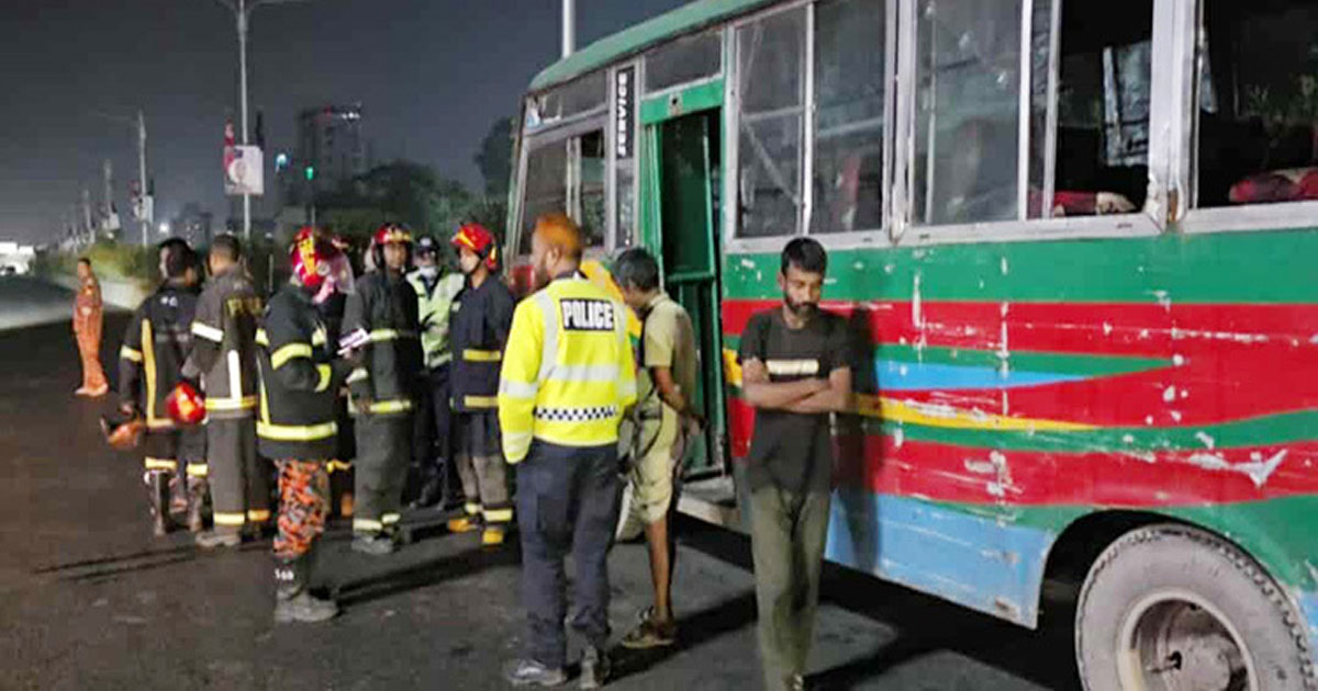 বাসের ভেতর ঘুমাচ্ছিলেন চালক-হেলপার, আগুন দিলো দুর্বৃত্তরা