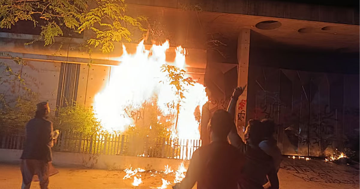ফেনীতে নিজাম হাজারীর বাড়ির ফটকে আগুন