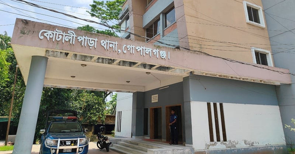কোটালীপাড়া থানায় ককটেল হামলা, তিন কনস্টেবল আহত