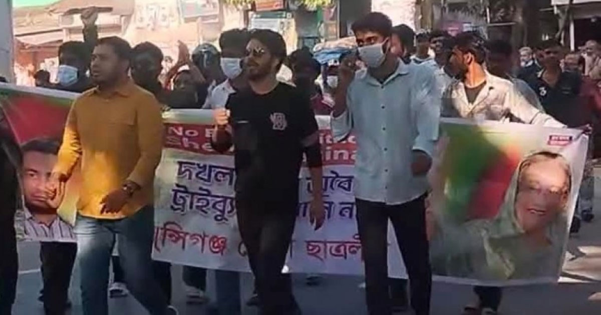 পুলিশের গাড়ির সামনে যুবলীগ-ছাত্রলীগের মিছিল