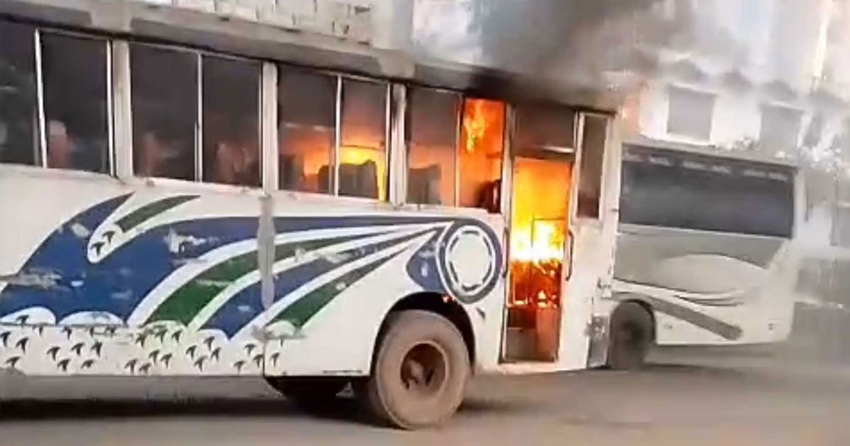আশুলিয়ায় চলন্ত বাসে আগুন