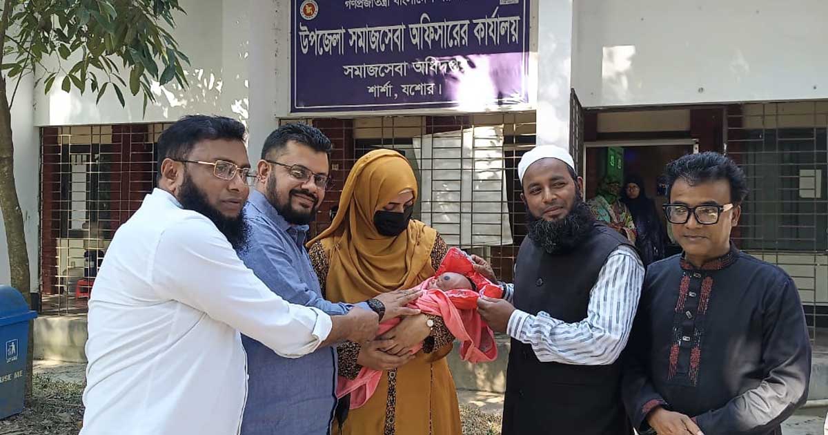 শার্শায় উদ্ধারকরা নব জাতককে দত্তক নিলেন  নিঃসন্তান দম্পত্তি