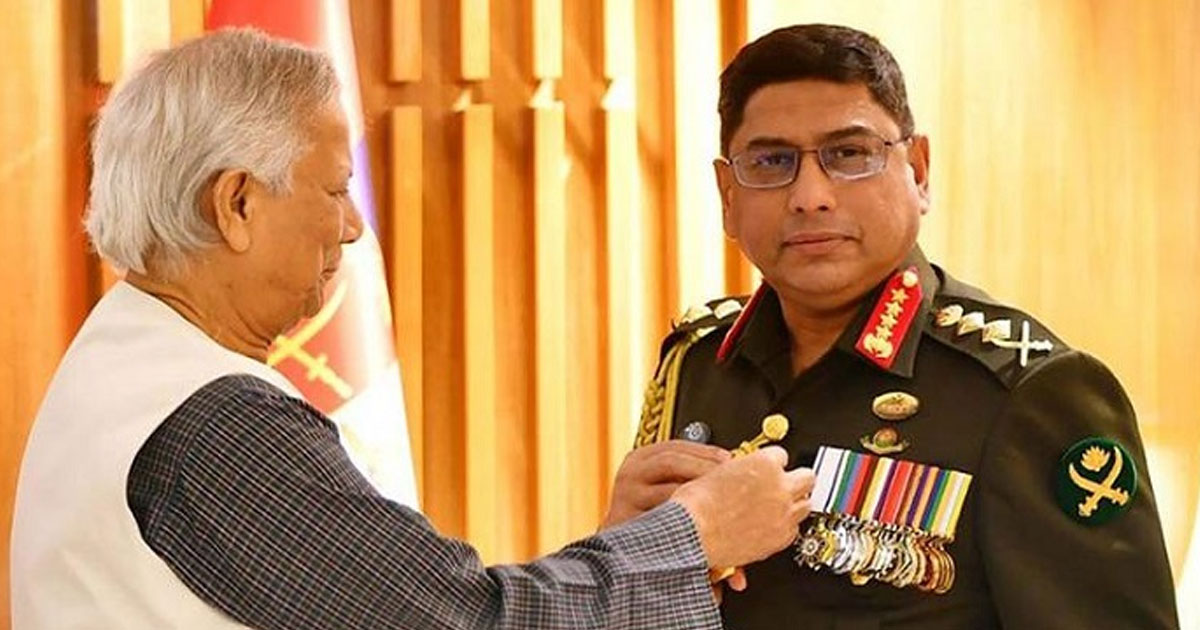 সেনাপ্রধানকে ‘সেনাবাহিনী পদক’ দিলেন প্রধান উপদেষ্টা