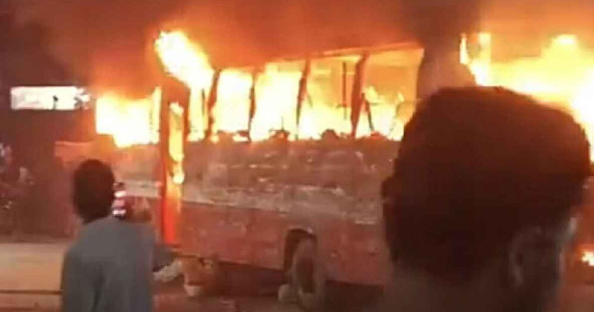 রাজধানীর মহাখালীতে চলন্ত বাসে আগুন