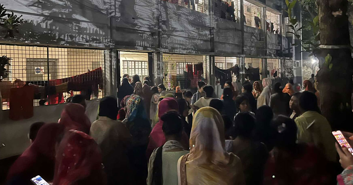 ভূমিকম্পে দেয়াল ফাটল, নিরাপদ আবাসনের দাবিতে ইডেন শিক্ষার্থীরা