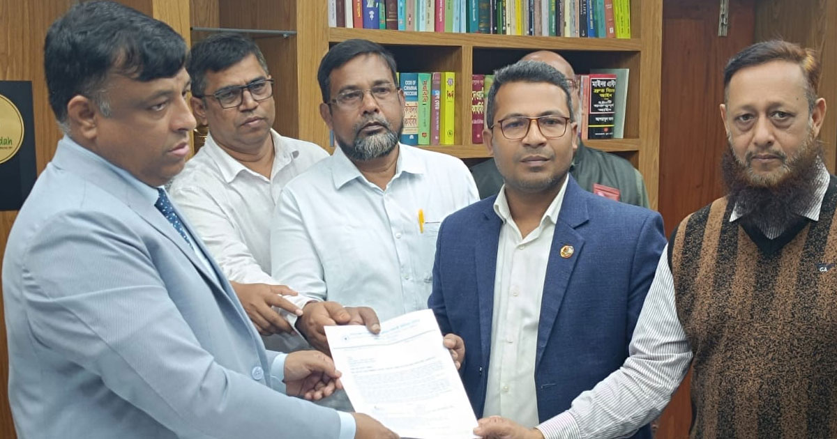 ঝিনাইদহে আউটসোর্সিং বাতিলের দাবিতে বিদ্যুৎ কর্মীদের বিক্ষোভ ও স্মারকলিপি পেশ