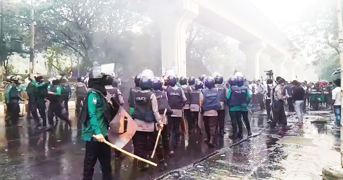 শাহবাগে আন্দোলনরত বিসিএস প্রার্থীদের সঙ্গে পুলিশের সংঘর্ষ, সাউন্ড গ্রেনেড-জলকামান নিক্ষেপ