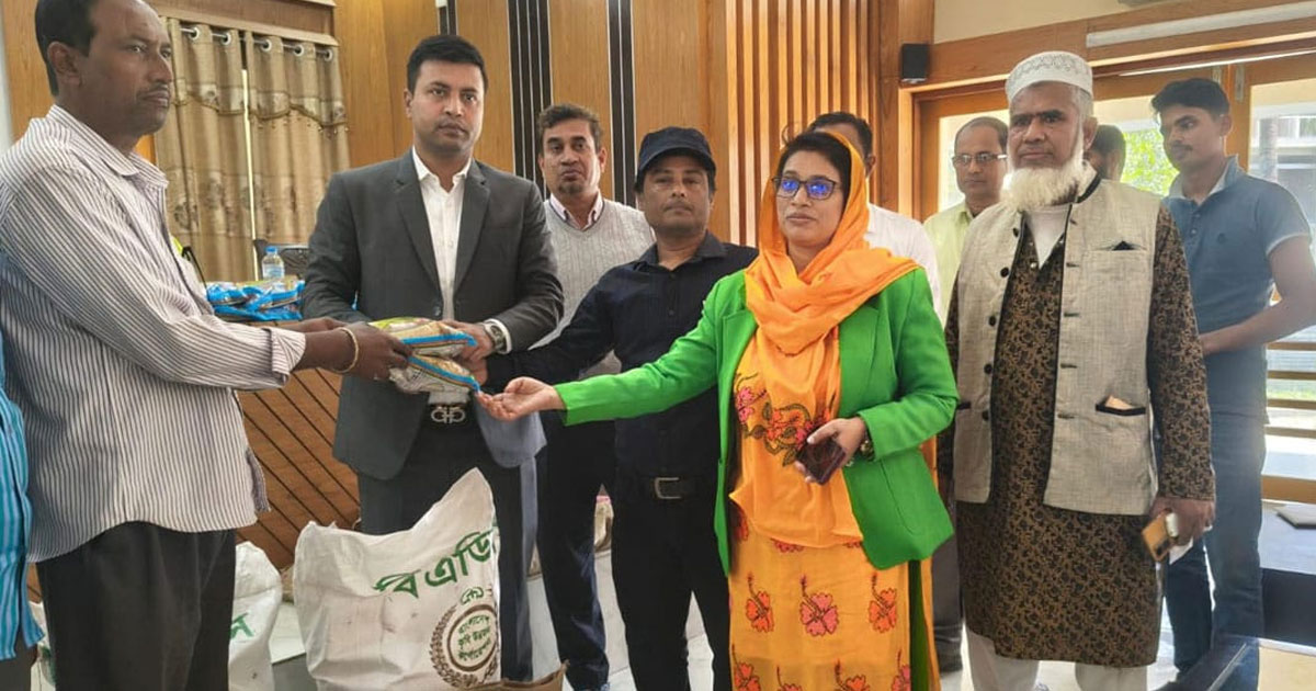 গোপালগঞ্জে প্রণোদনার বীজ-সার পেল সাড়ে চার হাজার কৃষক