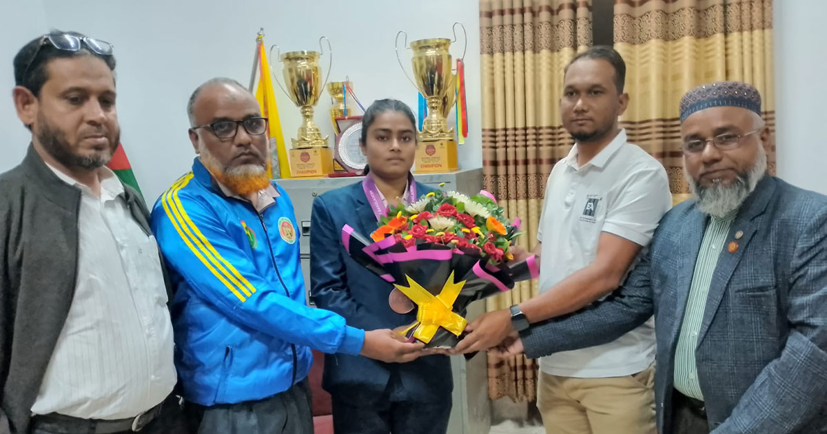 নারী কাবাডির সাদিকাকে বগুড়ায় সংবর্ধনা