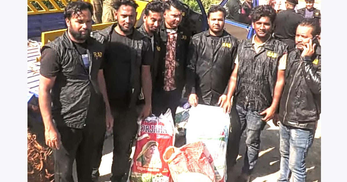 লক্ষ্মীপুরে নারকেলের ছোবড়ায় লুকানো ৩৩ কেজি গাঁজা জব্দ