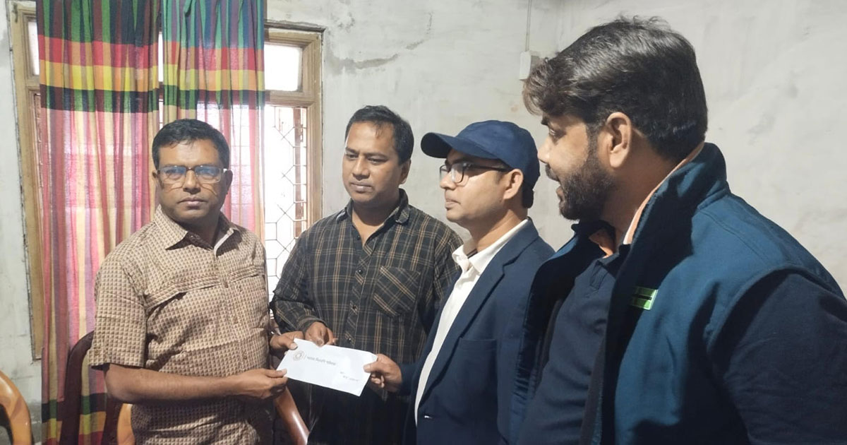 বগুড়ায় হৃদরোগী শাহনেওয়াজকে ‘আমরা বিএনপি’ পরিবারের সহায়তা