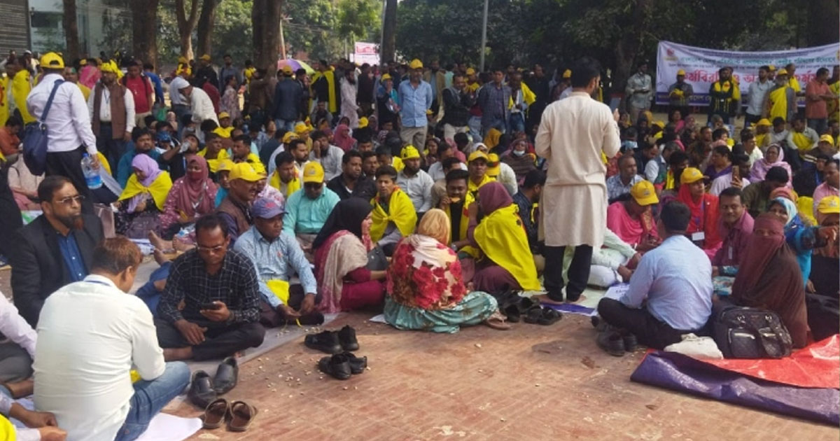 শহীদ মিনারে স্বাস্থ্য সহকারীদের অবস্থান, সারাদেশে টিকাদান কার্যক্রম বন্ধ