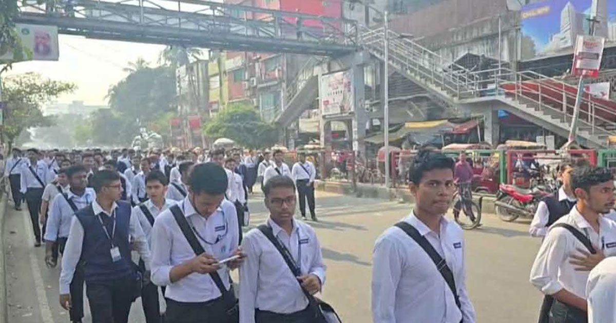 স্কুলিং মডেল বাতিলের দাবিতে শিক্ষার্থীদের সায়েন্সল্যাব অবরোধ