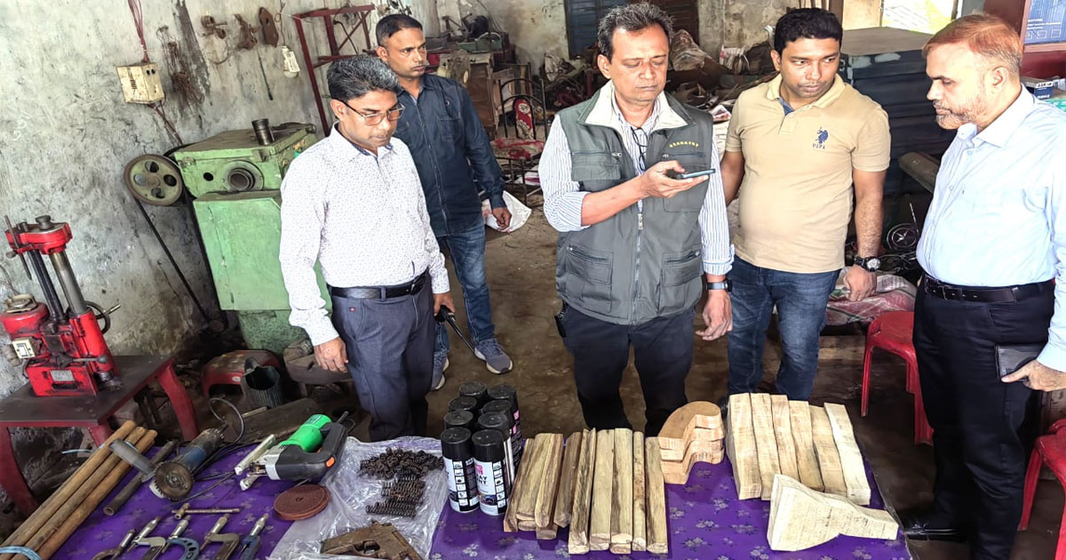 লক্ষ্মীপুরে ডিবির অভিযানে আগ্নেয়াস্ত্র তৈরির সরঞ্জাম উদ্ধার
