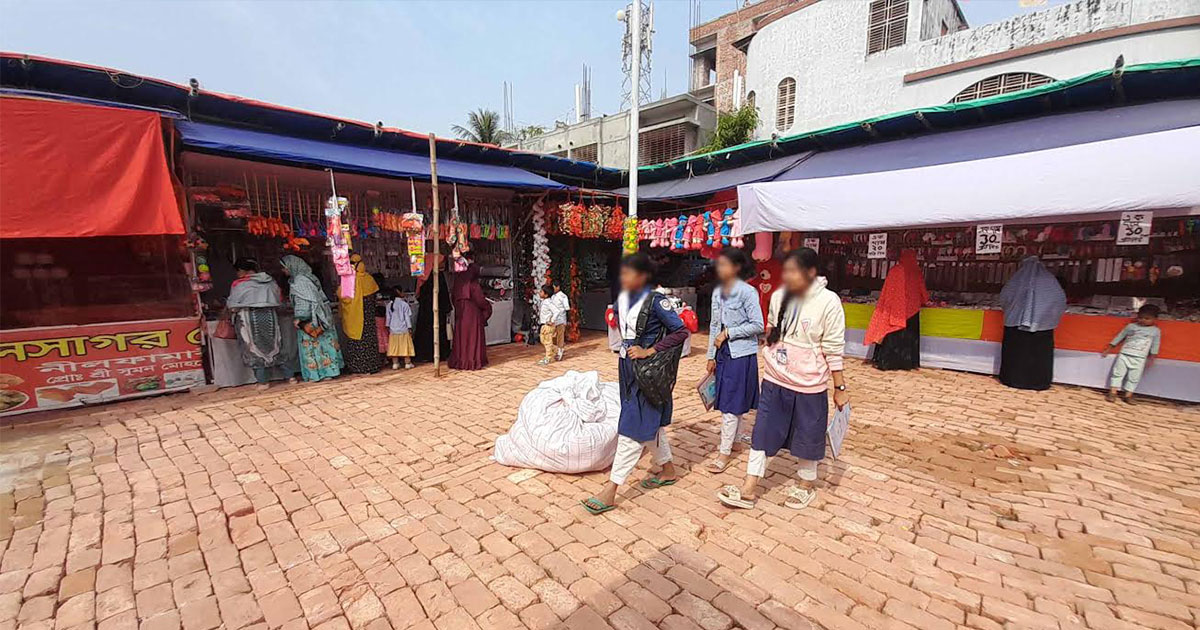 নওগাঁয় স্কুল মাঠ দখল করে বাণিজ্য মেলা