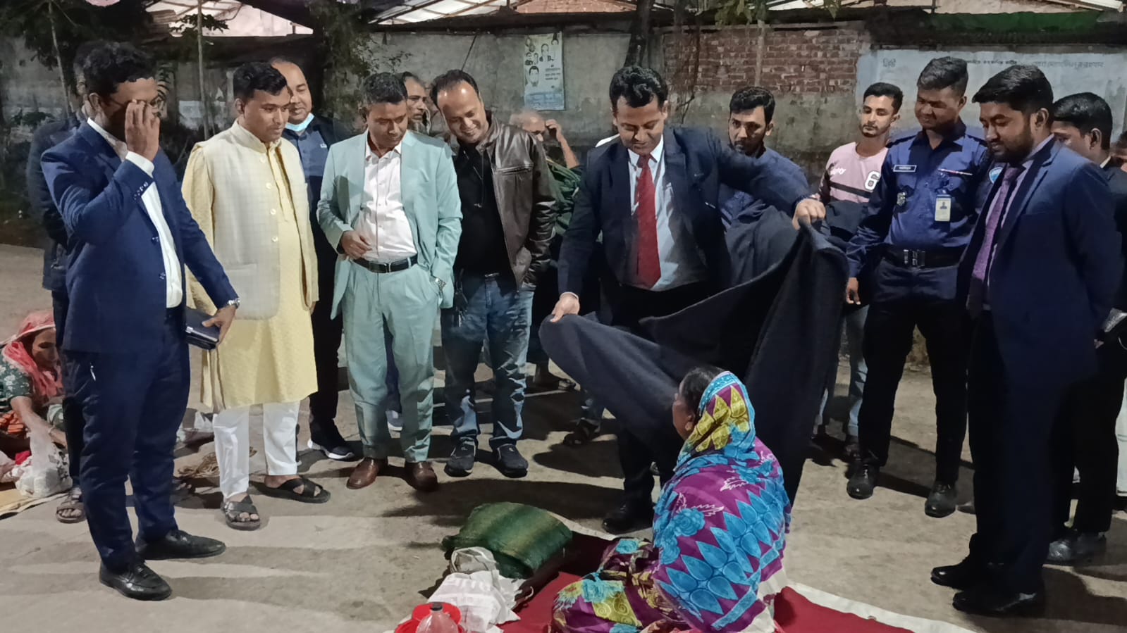 অসহায় শীতার্তদের পাশে চাঁদপুরের জেলা প্রশাসক