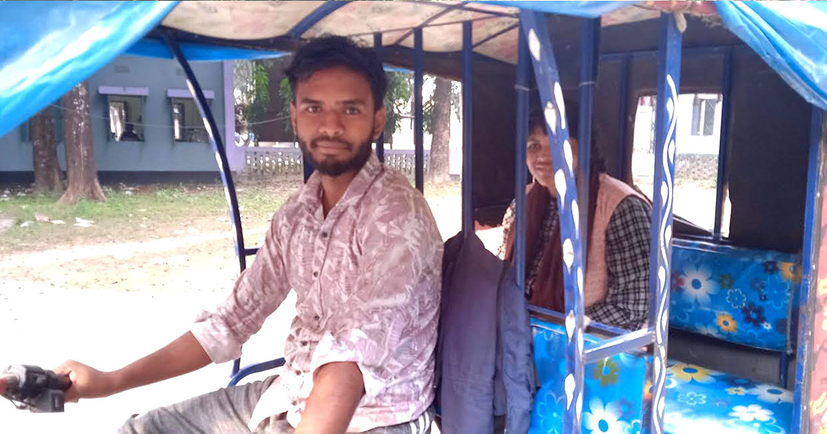 দুপুরে ক্লাস, বিকালে অটোরিকশার হ্যান্ডেলে জীবনের ভার বহন করেন তৈয়বুর