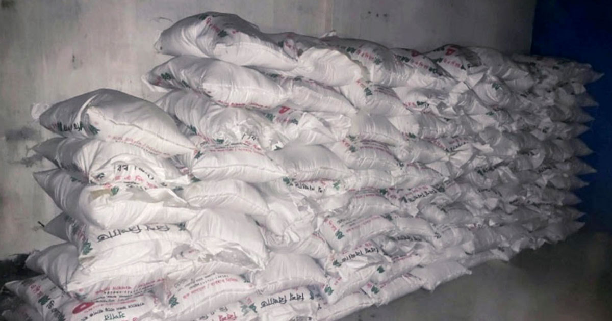 নওগাঁয় বিএনপি নেতার গুদামে মিলল ১৪৯ বস্তা সার
