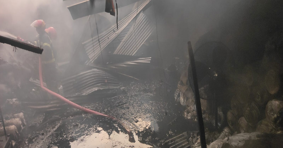 নারায়ণগঞ্জে হোসিয়ারি মার্কেটে আগুন,পুড়ে ছাই ৩০ দোকান