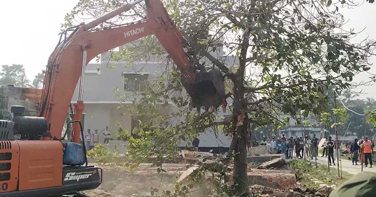 ঝিনাইদহে উপড়ে ফেলা হলো বট গাছ