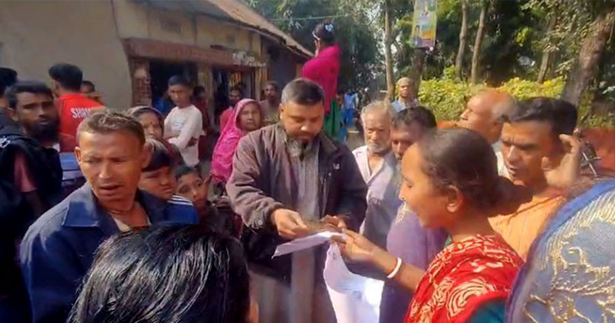 হিন্দু পাড়ায় ভোটের প্রতিশ্রুতি ও বয়স্ক ভাতার কার্ডে চাঁদাবাজির অভিযোগ,  জামায়াত কর্মী আটক
