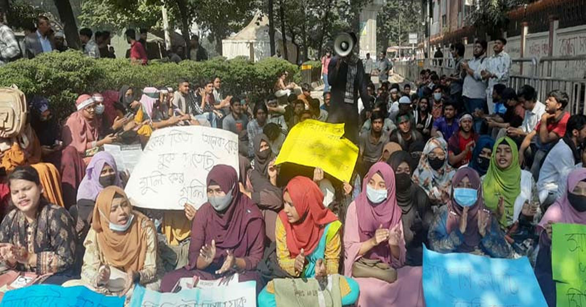 দাবি আদায় না হওয়া পর্যন্ত আন্দোলন চালাবে সাত কলেজের শিক্ষার্থীরা