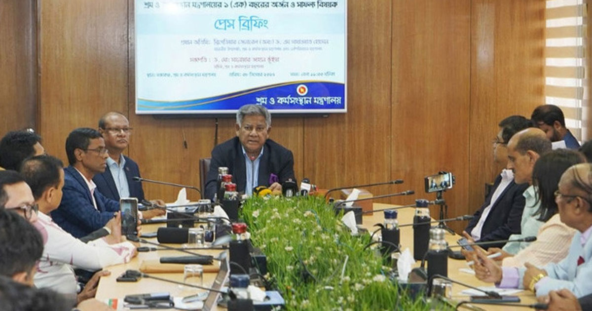চট্টগ্রাম বন্দরে দিনে চাঁদাবাজি হয় দুই-আড়াই কোটি: উপদেষ্টা