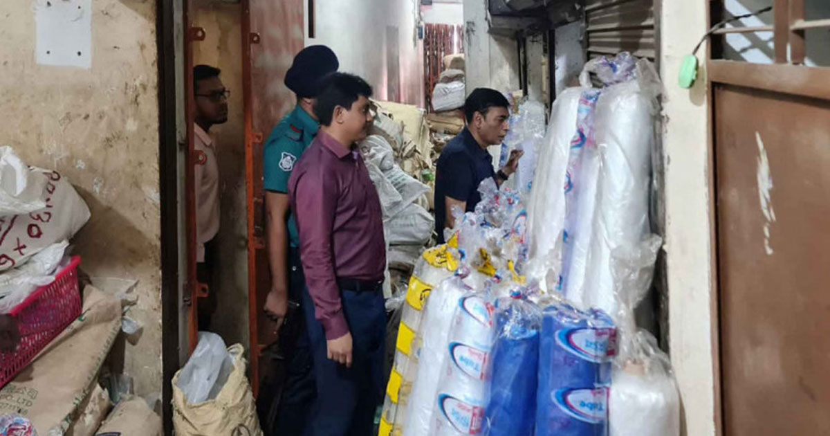 চট্টগ্রামে নিষিদ্ধ পলিথিনবিরোধী অভিযানে জরিমানা ও জব্দ