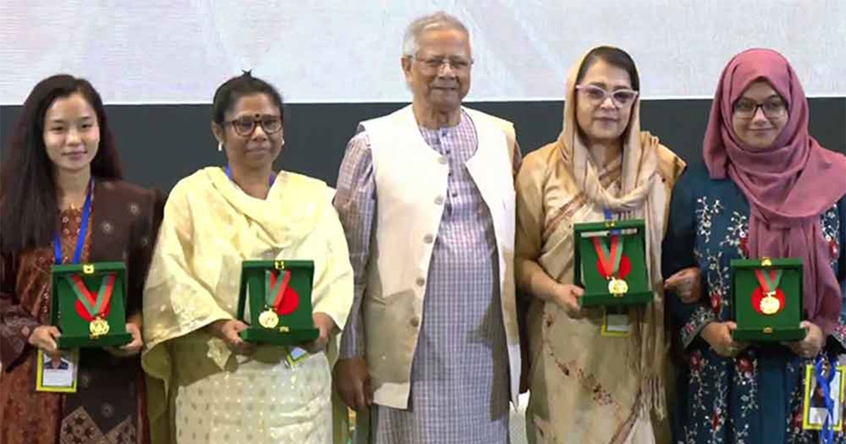 ৪ নারীর হাতে বেগম রোকেয়া পদক তুলে দিলেন প্রধান উপদেষ্টা