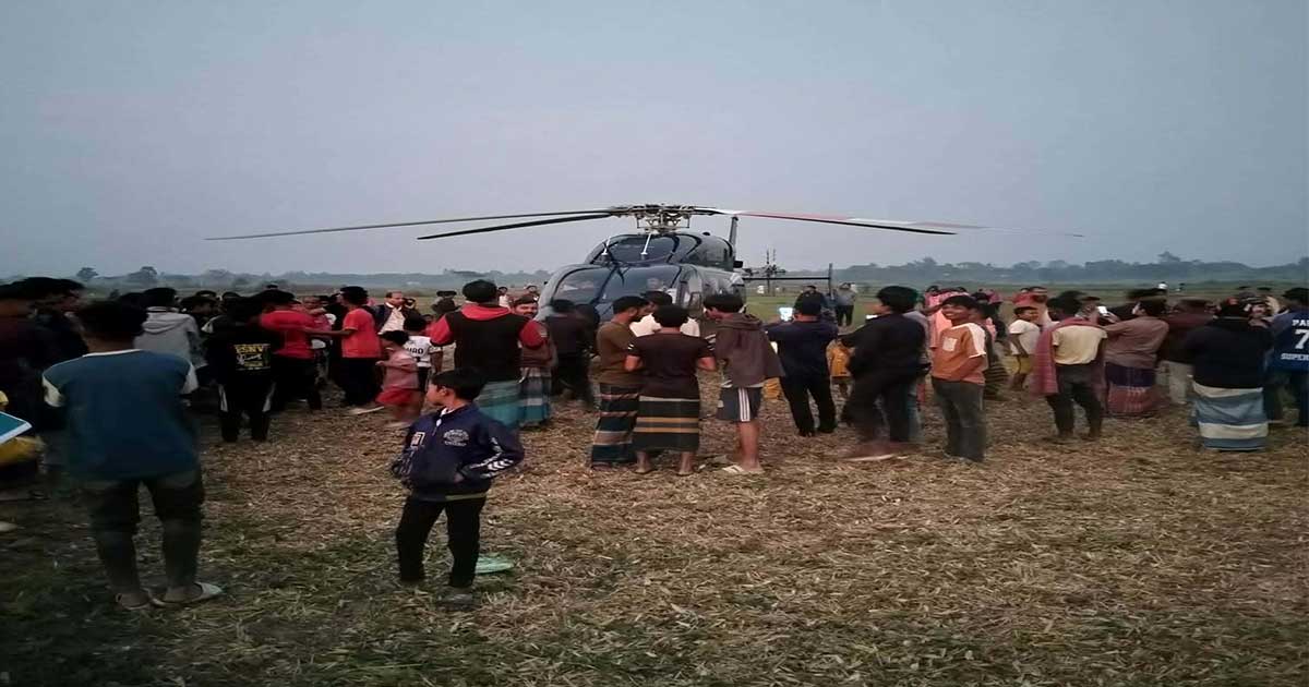 মানিকগঞ্জের ফসলের মাঠে হেলিকপ্টারের জরুরি অবতরণ