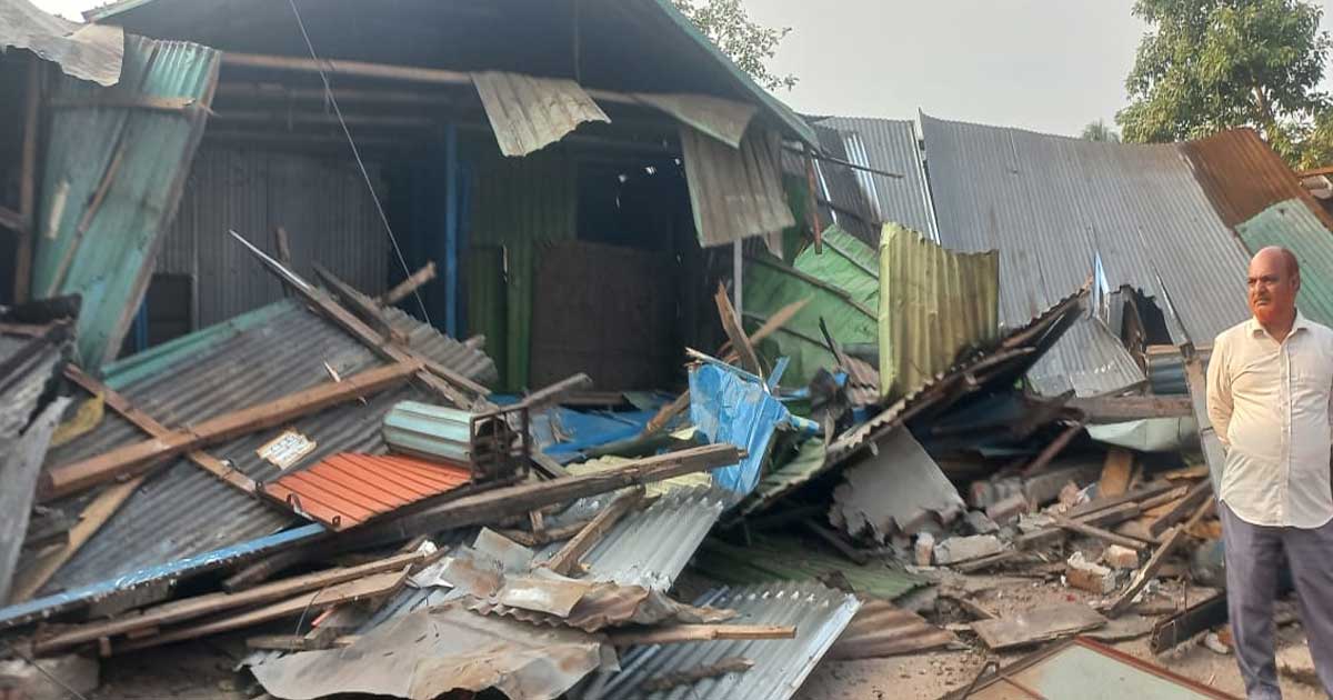 নোয়াখালীতে রেলওয়ের জায়গা থেকে অবৈধ স্থাপনা উচ্ছেদ