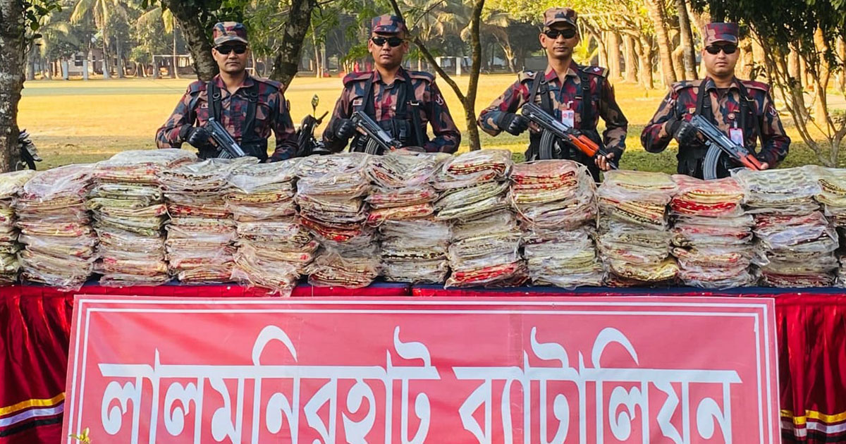 সীমান্তে ২৭ লাখ টাকার স্বর্ণ কাতান শাড়ি জব্দ