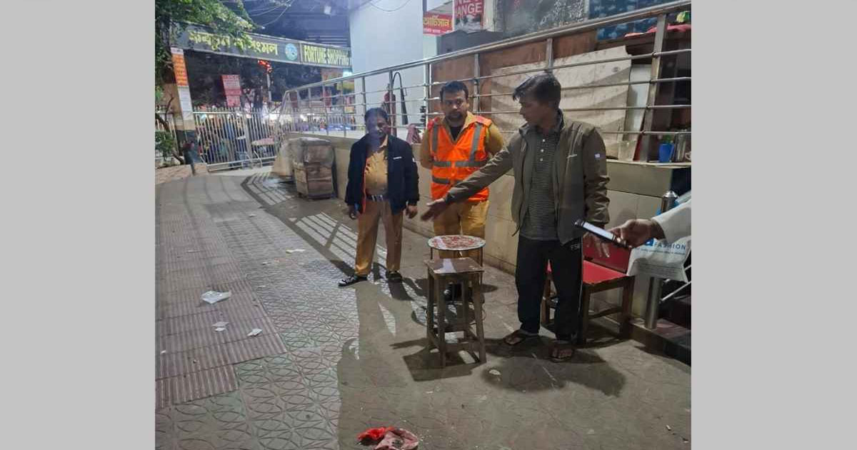 মৌচাকে ককটেল বিস্ফোরণ
