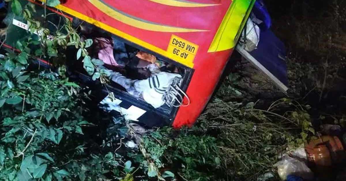 অন্ধ্রপ্রদেশে বাস খাদে পড়ে নিহত ৯