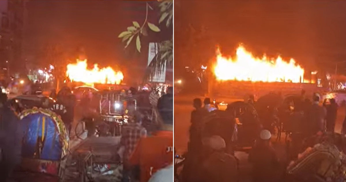 বাড্ডায় চলন্ত বাসে আগুন