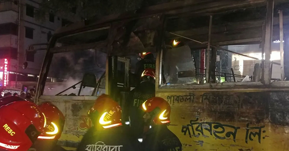 রাজধানীর বাড্ডায় যাত্রীবাহী বাসে আগুন