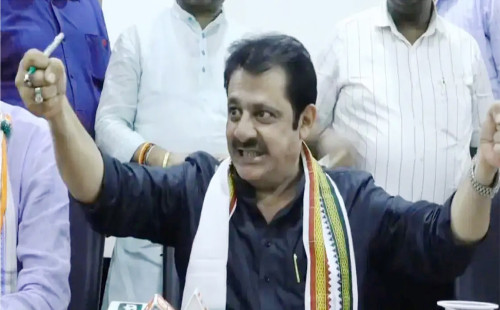 বুকে বোমা বেঁধে পাকিস্তানে যেতে চান ভারতীয় মন্ত্রী