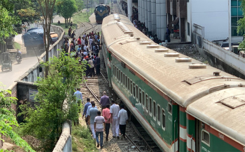 রাজশাহীতে বনলতা এক্সপ্রেস লাইনচ্যুত