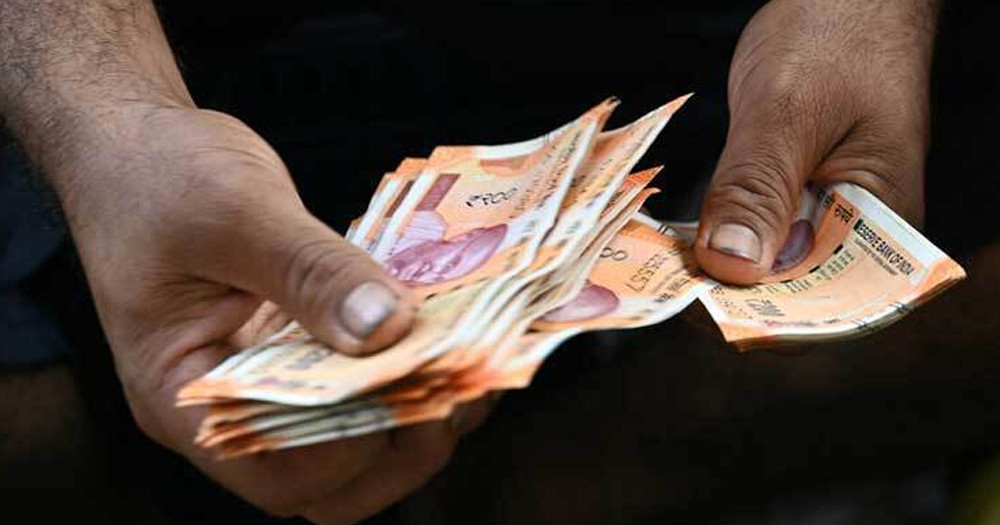 ভারত-পাকিস্তান উত্তেজনায় এক মাসের মধ্যে সর্বনিম্ন পতনে ভারতীয় রুপি